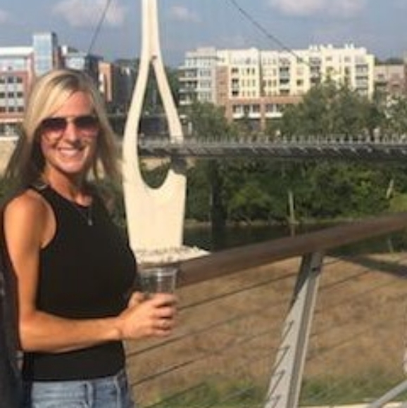 Meet your Posher, Kelly - Picture 2 of 4